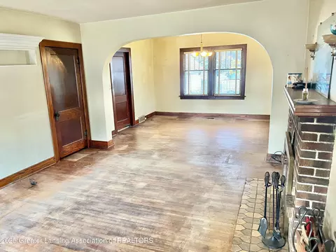 Living - 713 E Cavanaugh Rd, Lansing, MI 48910 photo 3 of 6