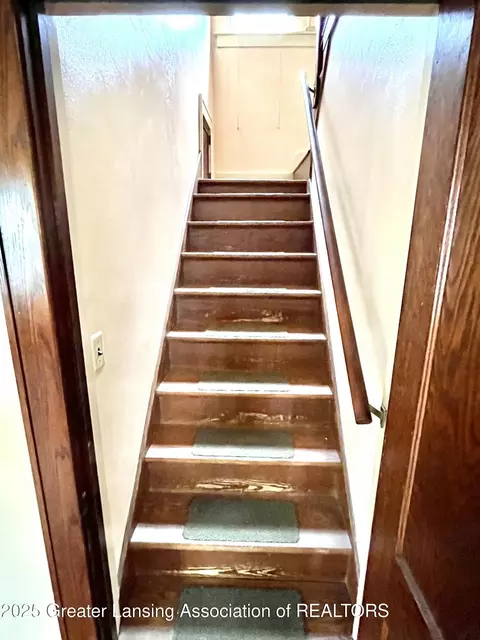 Entry Way - 713 E Cavanaugh Rd, Lansing, MI 48910 photo 1 of 2