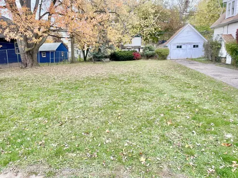 Exterior - 713 E Cavanaugh Rd, Lansing, MI 48910 photo 1 of 2