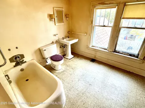 Bath - 713 E Cavanaugh Rd, Lansing, MI 48910 photo 1 of 2