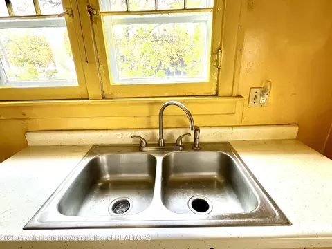 Kitchen - 713 E Cavanaugh Rd, Lansing, MI 48910 photo 3 of 5