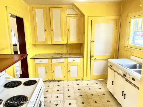 Kitchen - 713 E Cavanaugh Rd, Lansing, MI 48910 photo 5 of 5
