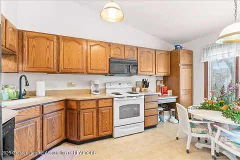 Kitchen - 1120 Rolling Green Ln, Lansing, MI 48917 photo 3 of 4