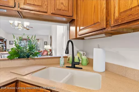 Kitchen - 1120 Rolling Green Ln, Lansing, MI 48917 photo 2 of 4