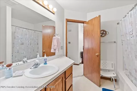 Bath - 1120 Rolling Green Ln, Lansing, MI 48917 photo 1 of 2