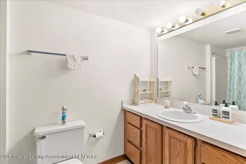 Bath - 1120 Rolling Green Ln, Lansing, MI 48917 photo 2 of 2