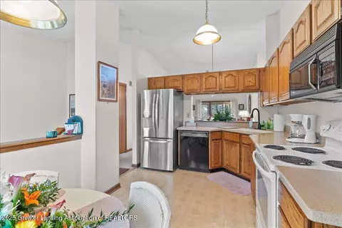 Kitchen - 1120 Rolling Green Ln, Lansing, MI 48917 photo 4 of 4