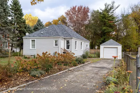 1620 Comfort St, Lansing, MI 48915