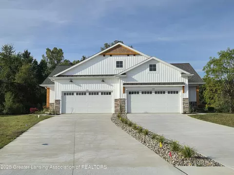 810 Joyce Ln, Saint Johns, MI 48879