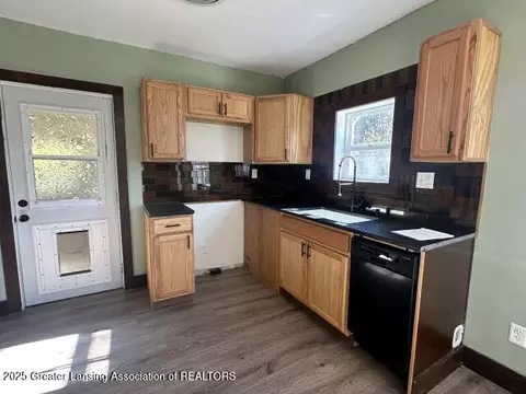 Entry Way - 531 Torrance Ct, Lansing, MI 48910 photo 1 of 2