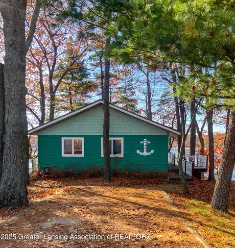 481 Rainbow Lake Dr, Trufant, MI 49347