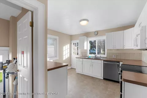 Entry Way - 11255 W Wayne St, Fowler, MI 48835 photo 2 of 4