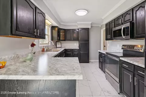 Kitchen - 1661 W Cutler Rd, Dewitt, MI 48820 photo 2 of 4