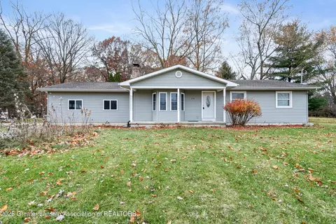 416 Riverview Dr, Dewitt, MI 48820