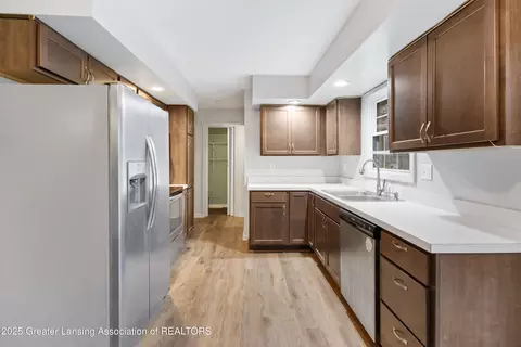 Kitchen - 416 Riverview Dr, Dewitt, MI 48820 photo 2 of 4