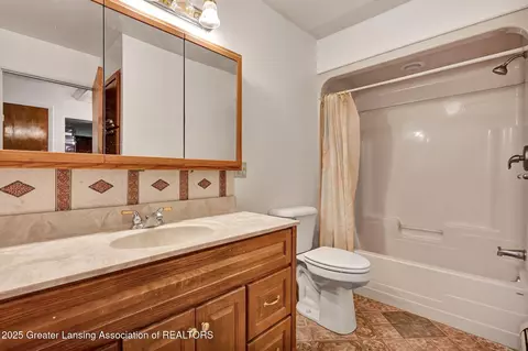 Bath - 11191 W Chadwick Rd, Eagle, MI 48822 photo 1 of 1