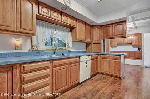Kitchen - 11191 W Chadwick Rd, Eagle, MI 48822 photo 1 of 2