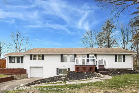 3614 Cooley Dr, Lansing, MI 48911 photo 1