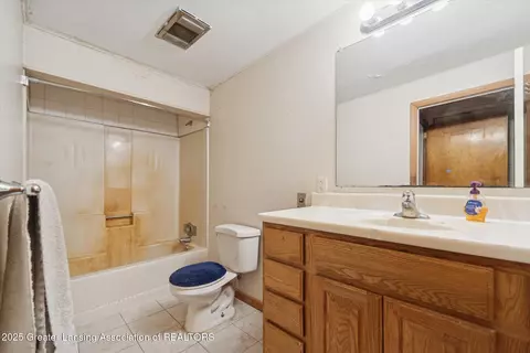 Bath - 15918 Turner Rd, Lansing, MI 48906 photo 1 of 2