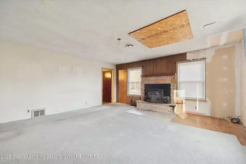 Living - 15918 Turner Rd, Lansing, MI 48906 photo 2 of 3