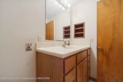Bath - 15918 Turner Rd, Lansing, MI 48906 photo 2 of 2