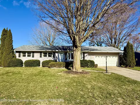 7520 Williamsburg Rd, Lansing, MI 48917
