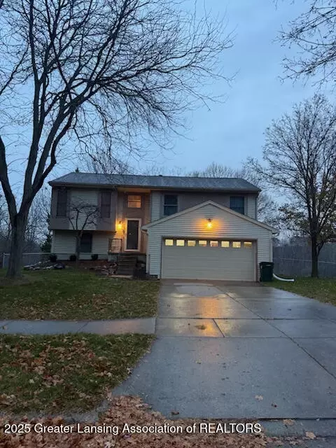 3725 Stoneleigh Dr, Lansing, MI 48910