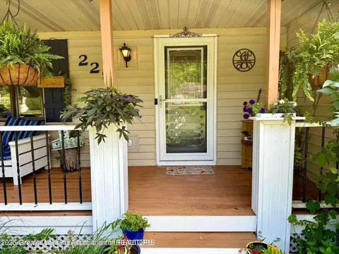 Exterior - 229 Williamsburg Rd, Lansing, MI 48917 photo 3 of 10