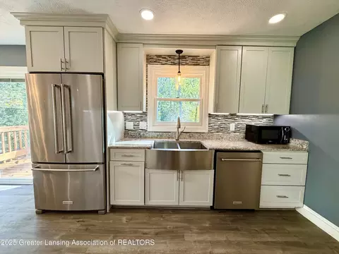 Kitchen - 229 Williamsburg Rd, Lansing, MI 48917 photo 2 of 4