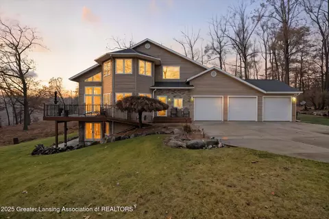2630 Winona Dr, Osseo, MI 49266