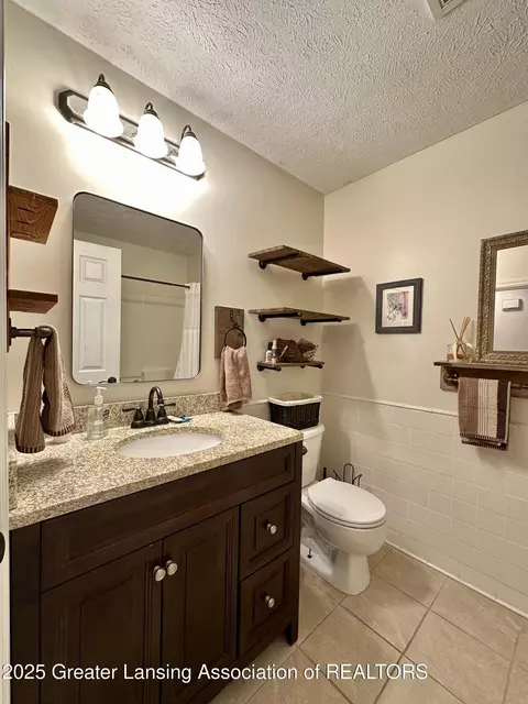 Bath - 5372 Mirage Cir, Dimondale, MI 48821 photo 9 of 9