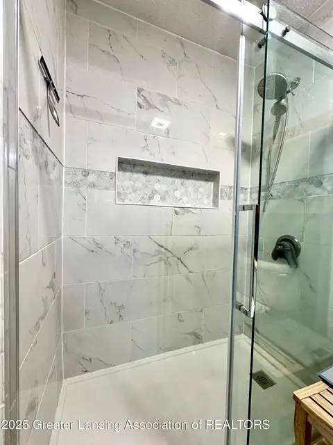 Bath - 5372 Mirage Cir, Dimondale, MI 48821 photo 6 of 9