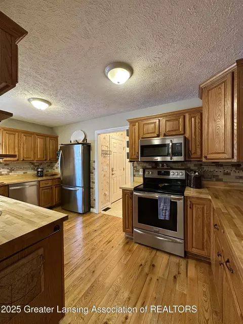 Kitchen - 5372 Mirage Cir, Dimondale, MI 48821 photo 2 of 4