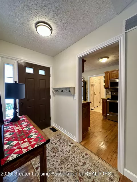 Entry Way - 5372 Mirage Cir, Dimondale, MI 48821 photo 5 of 9