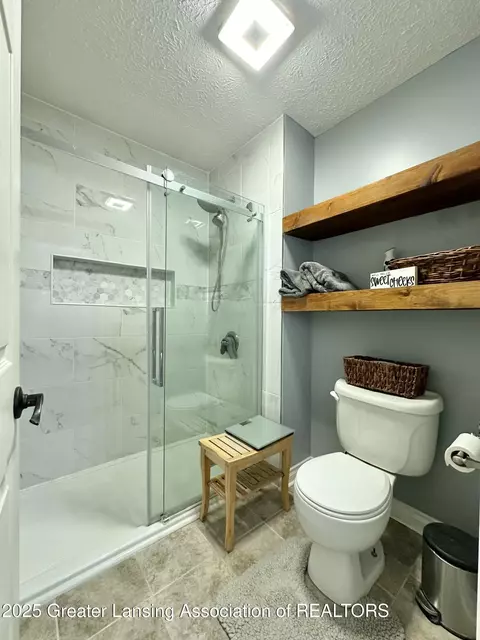 Bath - 5372 Mirage Cir, Dimondale, MI 48821 photo 5 of 9