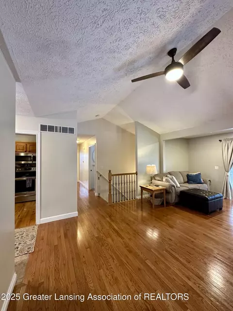 Entry Way - 5372 Mirage Cir, Dimondale, MI 48821 photo 2 of 9