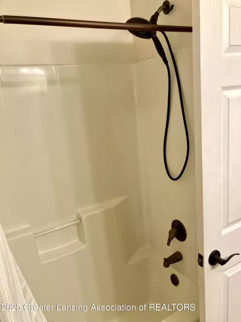 Bath - 5372 Mirage Cir, Dimondale, MI 48821 photo 1 of 9