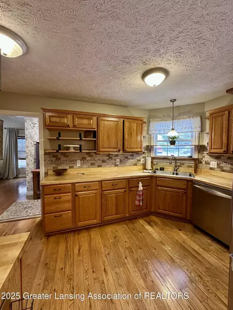 Kitchen - 5372 Mirage Cir, Dimondale, MI 48821 photo 4 of 4