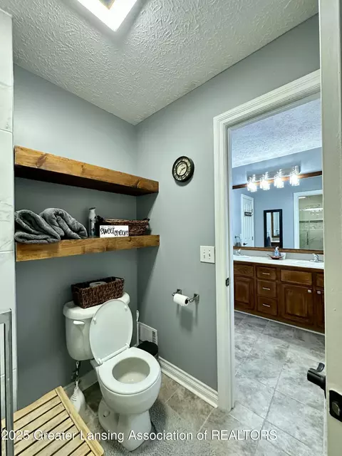 Bath - 5372 Mirage Cir, Dimondale, MI 48821 photo 8 of 9