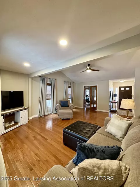 Living - 5372 Mirage Cir, Dimondale, MI 48821 photo 2 of 2