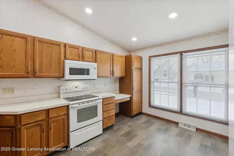 6542 Brook Trl, Lansing, MI 48917 photo 13