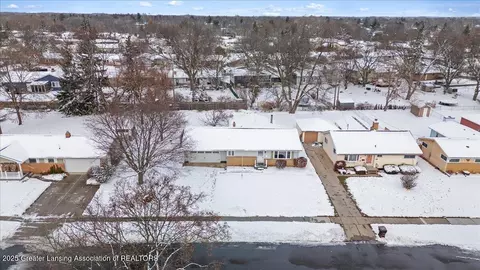 View/Area - 3322 Pickwick Pl, Lansing, MI 48917 photo 7 of 10