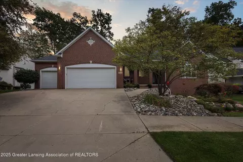 2626 Little Hickory Dr, Lansing, MI 48911