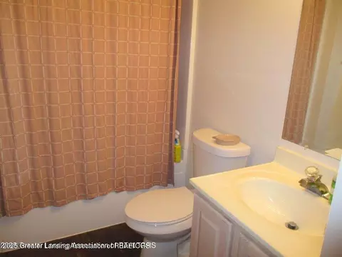Bath - 12885 Isle Royale Dr, Dewitt, MI 48820 photo 2 of 6