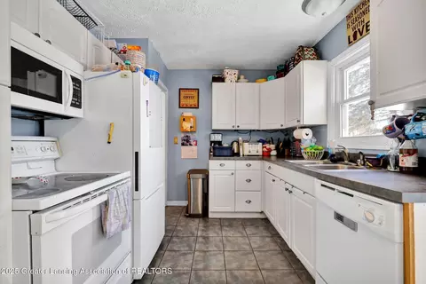 Kitchen - 220 E Potter Ave, Lansing, MI 48910 photo 2 of 4