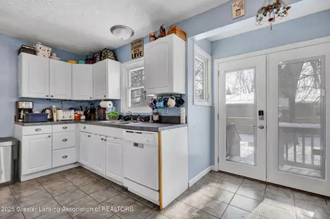 Kitchen - 220 E Potter Ave, Lansing, MI 48910 photo 3 of 4