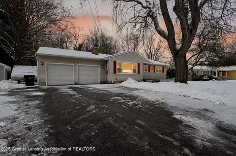 4092 N Pine Dell Dr, Lansing, MI 48911