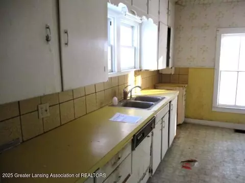 Kitchen - 123 S Watkins St, Perry, MI 48872 photo 2 of 2