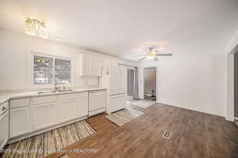 Kitchen - 5400 Sharon Dr, Jackson, MI 49203 photo 2 of 2