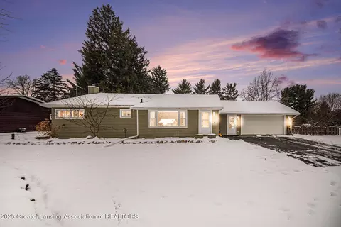 Exterior - 5400 Sharon Dr, Jackson, MI 49203 photo 2 of 5